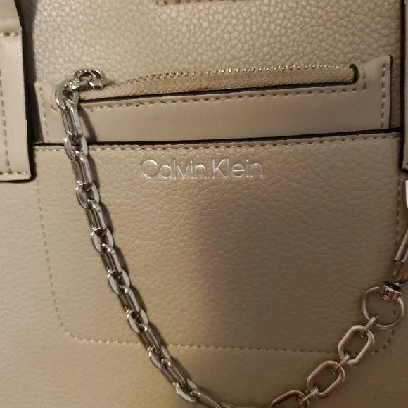HOST PICK** CALVIN KLEIN HAND BAG - Picture 2 of 13